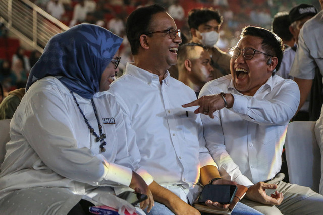 Calon presiden dan wakil presiden nomor urut 1, Anies Baswedan (tengah) dan Muhaimin Iskandar (kanan) bergurau sebelum menyampaikan pidato politiknya dalam acara diskusi dan kalibrasi bersama pemuda di GOR Jatidiri, Semarang, Jawa Tengah. Foto: Makna Zaezar/Antara Foto