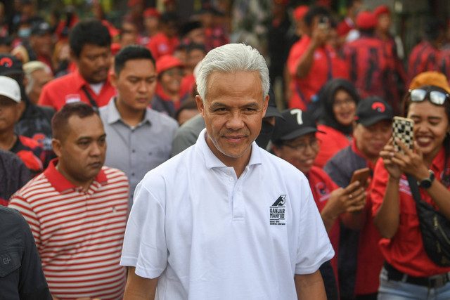 Capres nomor urut 3 Ganjar Pranowo menghadiri Apel Satgas PDIP DPC Kota Surakarta di Taman Sunan Jogo Kali, Pucang Sawit, Surakarta, Jawa Tengah, Minggu (24/12/2023). Foto: Wahyu Putro A/Antara Foto