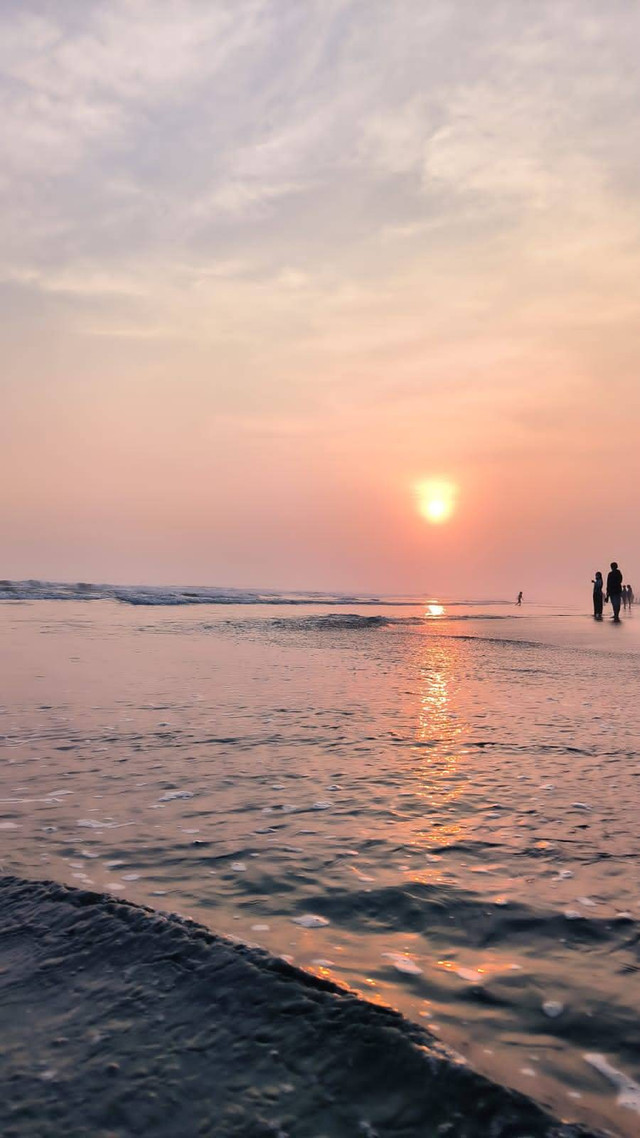 pemandangan deburan ombak dan senja di pantai widarapayung, (Sumber: Dokumen pribadi