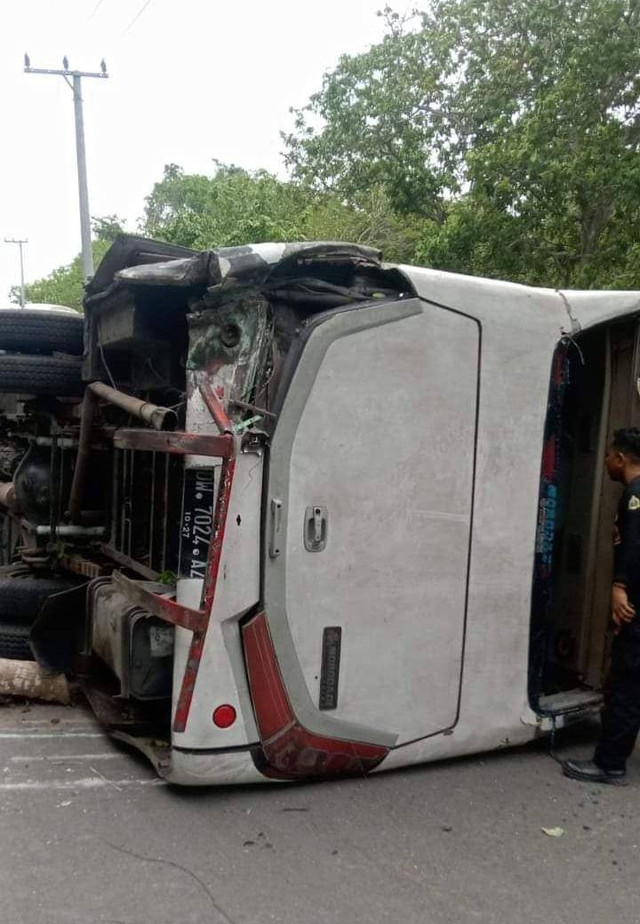 Bus rombongan karyawan bank terguling saat akan wisata ke Pantai Mandala Ria, Bulukumba, Sulsel, Minggu (24/12/2023). Foto: Dok. Istimewa