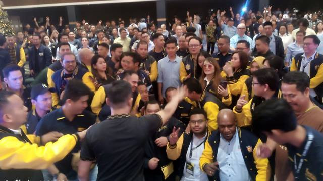 Cawapres Gibran Rakabuming Raka didampingi Ketua Umum DPP AMPI, Jerry Sambuaga, dikerumuni pengurus dan kader AMPI saat Rapimnas di Kota Manado, Sulawesi Utara.