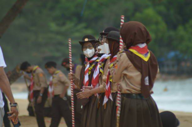 https://www.istockphoto.com/id/foto/pramuka-perempuan-selama-pandemi-gm1398442376-452578809?phrase=Pramuka%20indonesia&searchscope=image%2Cfilm