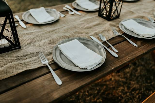 Rekomendasi tempat dinner di Ubud Bali. Foto hanya ilustrasi bukan tempat sebenarnya. Sumber foto: Unsplash.com/Hannah Busing