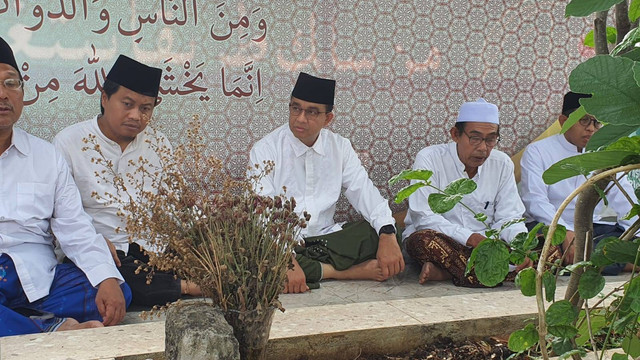 Capres nomor urut 1, Anies Baswedan, berziarah ke makam KH. Bisri Mustofa di Kabupaten Rembang, Jawa Tengah, Senin (25/12/2023). Foto: Dok. Istimewa