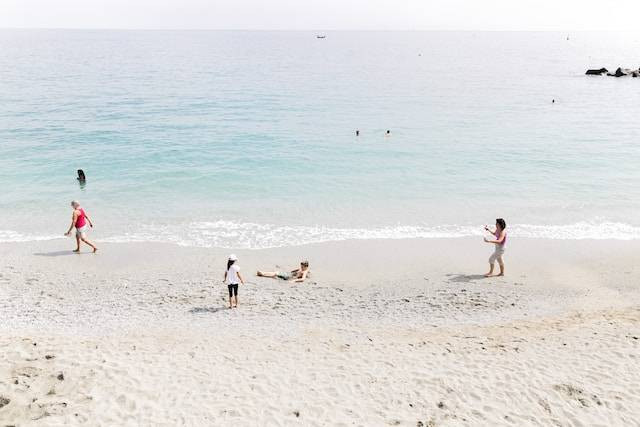 Pantai dekat Bandung. Foto hanya ilustrasi, bukan tempat sebenarnya. Sumber: Unsplash/Florencia Potter