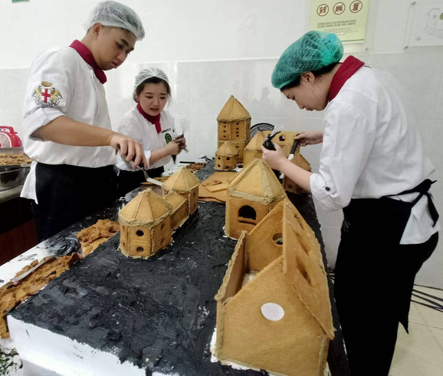 Sejumlah mahasiswa sedang membuat dekorasi Natal dari gingerbread. Foto-foto: Masruroh/Basra