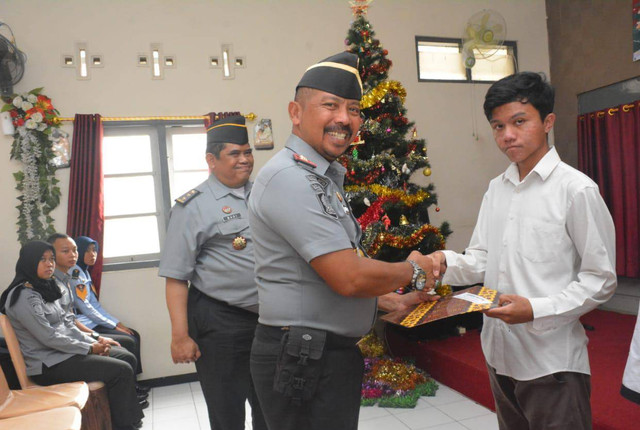 penyerahan remisi natal (dok Humas Lapas Kelas I Malang)