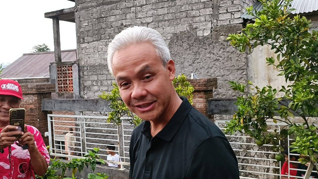 Capres nomor urut 03, Ganjar Pranowo memanfaatkan sela-sela libur kampanye dengan pulang kampung ke kediamannya di Tawangmangu, Karanganyar, Jawa Tengah, Senin (25/12/2023). Foto: Fadhil Pramudya/kumparan