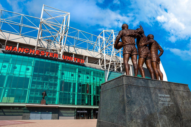 Patung perunggu United Trinity di stadion Old Trafford, Manchester, Inggris. Sumber: https://www.istockphoto.com