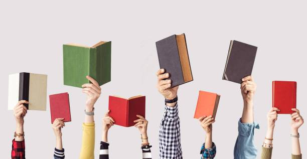 Sumber: https://www.istockphoto.com/id/foto/tangan-orang-memegang-buku-gm962459768-262861585