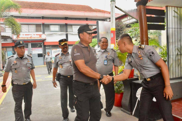 Kadivpas Kemenkumham Jatim Tinjau Pelayanan Kunjungan Natal (dok Humas Lapas Kelas I Malang)
