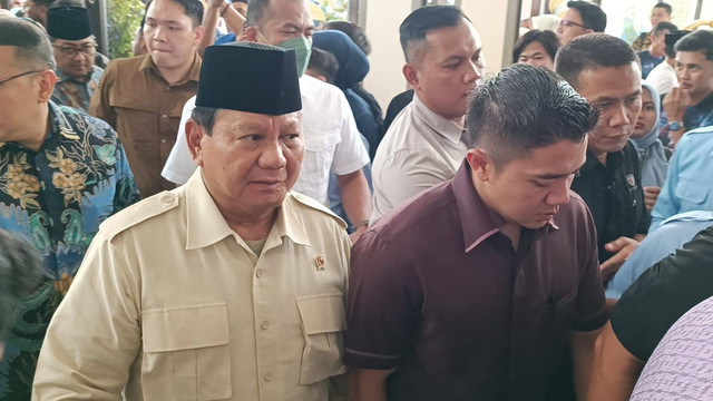 Menteri Pertahanan Prabowo Subianto bersama Presiden ke-6 Susilo Bambang Yudhoyonomenghadiri acara silaturahmi ulama dan tokoh masyarakat Aceh sekaligus memperingati 19 tahun Tsunami Aceh di Hotel Hermes Palace, Banda Aceh, Aceh, Selasa (26/12/2023). Foto: Zamachsyari/kumparan