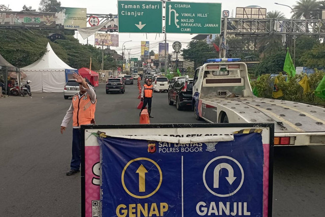 Penerapan ganjil-genap di Kawasan Puncak, Bogor, Selasa (26/12/2023). Foto: kumparan