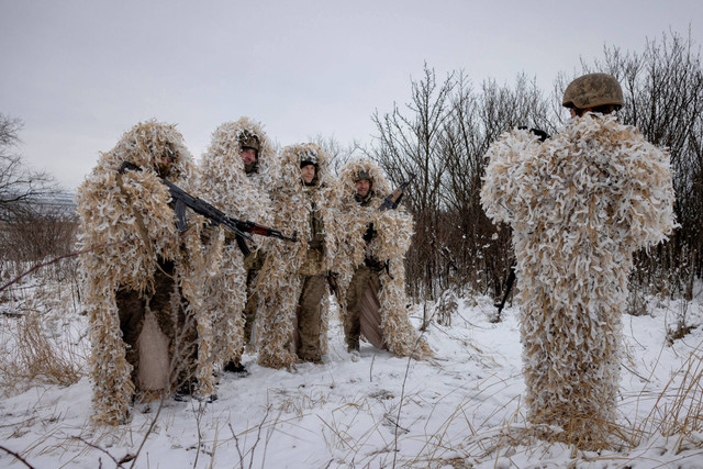 Prajurit Ukraina dari brigade mekanik terpisah ke-93 mengenakan pakaian ghillie selama pelatihan di dekat garis depan di wilayah Donetsk, pada Senin (25/12/2023). Foto: Thomas Peter/REUTERS