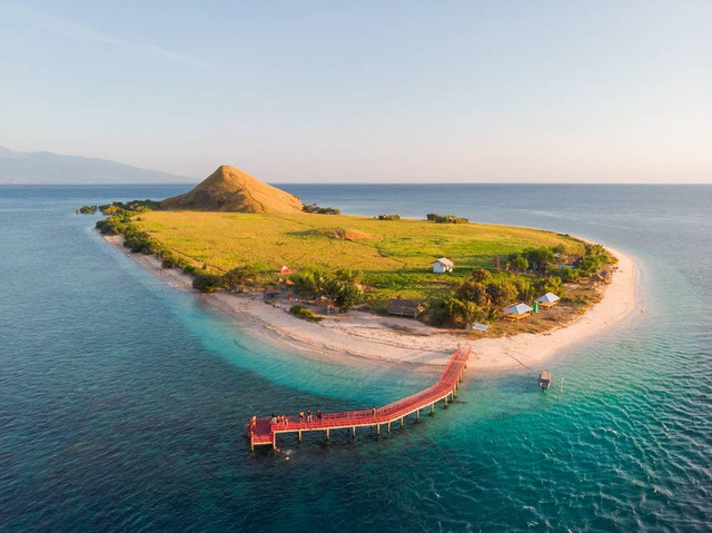 Pemandangan Pulau Kenawa https://www.shutterstock.com/image-photo/best-view-kenawa-island-indonesia-pulau-2295514909