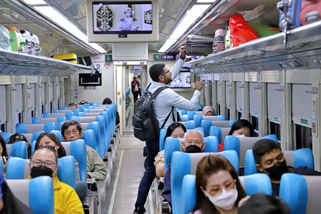 Penumpang kereta api saat libur Natal dan Tahun Baru (Nataru). Foto: KAI