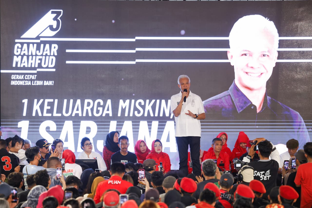 Capres nomor urut 3 Ganjar Pranowo meresmikan program ‘1 Keluarga Miskin 1 Sarjana’ di Kecamatan Mojalaban, Kabupaten Sukoharjo, Jawa Tengah, Selasa (26/12/2023). Foto: Dok. Istimewa