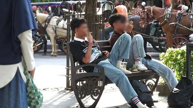 Pengunjung Malioboro sedang merokok meski sudah dilarang. Foto: Arif UT/Pandangan Jogja