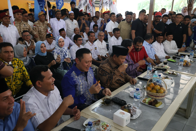 Momen Capres nomor urut 2 Prabowo Subianto ngopi bareng SBY, AHY dan Eks Panglima GAM Muzakir Manaf di MZ Coffee, Banda Aceh, Selasa (26/12/2023). Foto: Dok. Istimewa