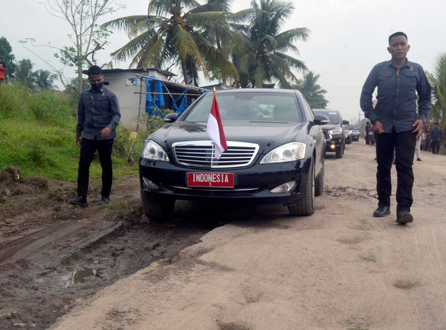 Mobil dinas Presiden Joko Widodo melintas di jalan yang rusak saat meninjau jalan rusak di Kampung Rama Nirwana, Seputih raman, Lampung Tengah, Lampung, Jumat (5/5/2023). Foto: Ardiansyah/ANTARA FOTO