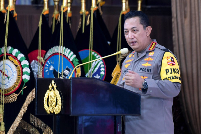 Kapolri Jenderal Pol Listyo Sigit Prabowo memaparkan capaian kinerja saat rilis akhir tahun Polri di Mabes Polri, Jakarta, Rabu (27/12/2023). Foto: Hafidz Mubarak A/ANTARA FOTO