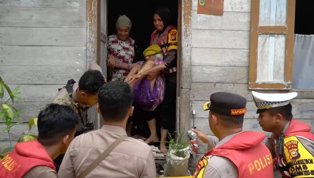 Proses evakuasi Sahar. Dok: Polres Rokan Hulu