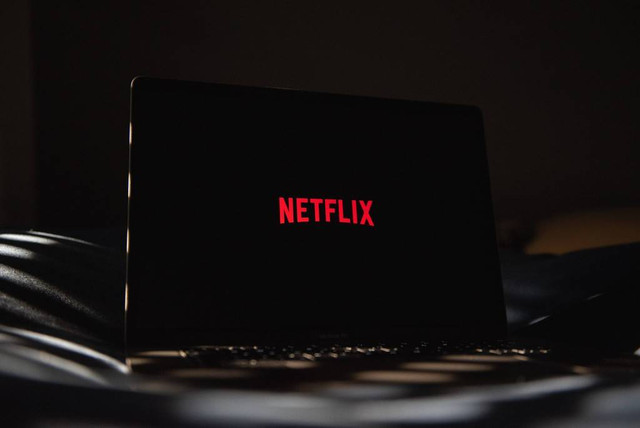 Ilustrasi cara mengatur resolusi Netflix. Foto: Unsplash/Thibault Penin.