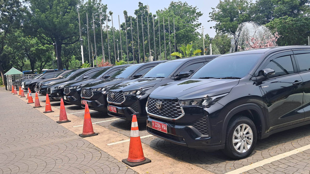 Sejumlah mobil baru kendaraan dinas pejabat atau kepala dinas Pemprov DKI Jakarta berjejer di halaman Balai Kota DKI Jakarta, Rabu (27/12). Foto: Annisa Thahira Madina/kumparan