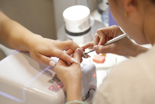 Nail Art di Jakarta Timur. Foto hanya sebagai ilustrasi, bukan tempat sebenarnya. Sumber: Unsplash/Giorgio Trovato.
