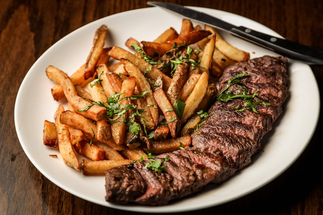 Meat a Meat. Foto hanya sebagai ilustrasi, bukan tempat yang sebenarnya. Sumber: Unsplash/Tim Toomey.
