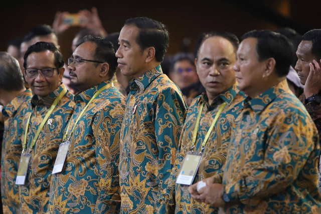 Presiden Joko Widodo (tengah) didampingi Ketua Umum Panitia Perayaan Natal Nasional 2023 sekaligus Menkominfo Budi Arie Setiadi (kedua kanan), Menteri Agama Yaqut Cholil Qoumas (kedua kiri), Menteri Pertahanan Prabowo Subianto (kanan). Foto: Rizal Hanafi/Antara Foto