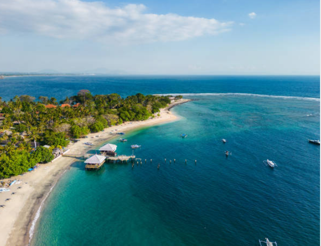Sumber Foto: https://www.istockphoto.com/id/foto/pemandangan-udara-pantai-senggigi-dengan-drone-di-lombok-indonesia-gm1736605264-542285102?phrase=wisata+indonesia&searchscope=image%2Cfilm