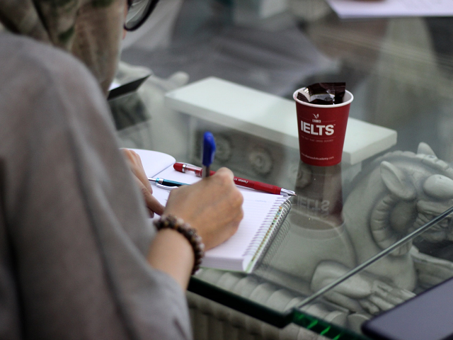 Ilustrasi contoh soal IELTS Writing Task 2. Sumber: unsplash.com/ManaAkbarzadegan.