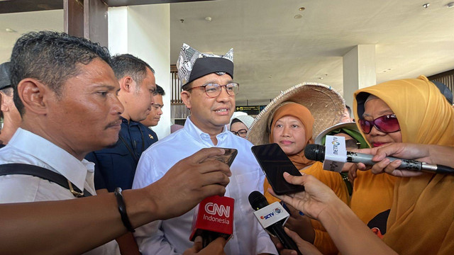 Capres 01 Anies Baswedan tiba di Banyuwangi, Jawa Timur, Kamis (28/12). Foto: Haya Syahira/kumparan