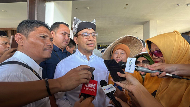 Capres 01 Anies Baswedan tiba di Banyuwangi, Jawa Timur, Kamis (28/12). Foto: Haya Syahira/kumparan