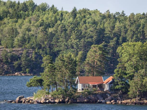 Ilustrasi rumah tua di pulau kecil. Sumber foto : https://www.istockphoto.com/id/foto/laut-baltik-rapi-stockholm-gm825227986-133843527?phrase=Rumah%20kayu%20di%20suatu%20pulau&searchscope=image%2Cfilm