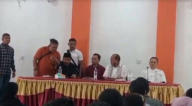 Pj Bupati Tapanuli Tengah (Tapteng) Sugeng Riyanta (kedua dari kanan) dan Ketua DPRD Tapanuli Tengah Khairul Kiyedi Pasaribu (keempat dari kanan) berseteru hingga berujung ajakan perang. Foto: Dok. Istimewa