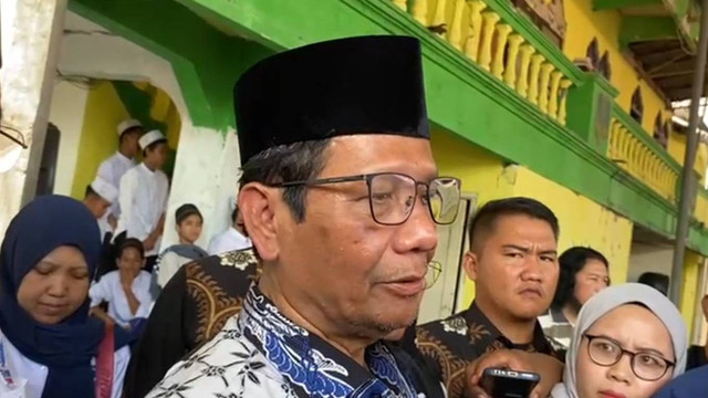 Cawapres nomor urut 03 Mahfud MD saat mengunjungi Pondok Pesantren Al-Khoziny, Sidoarjo, Jawa Timur, Kamis (28/12/2023). Foto: Farusma Okta Verdian/kumparan