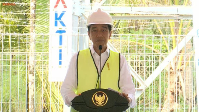 Presiden Joko Widodo menghadiri peresmian pengoperasian sinyal BTS 4G Bakti serta integrasi satelit Satria-1 pada Kamis (28/12/2023). Foto: Youtube/Sekretariat Presiden
