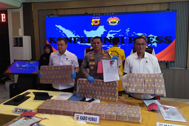 Konpers kasus korupsi dana insentif tenaga kesehatan dan santunan kematian di Polda Jabar, Kamis (28/12/2023). Foto: Rachmadi Rasyad/kumparan