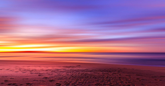 Pantai Matahari Terbit, Foto Hanya Ilustrasi, Bukan Tempat Sebenarnya. Sumber Unsplash Igor Kasalovic