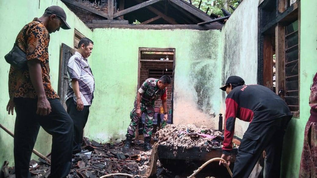 Korsleting Listrik Picu Kebakaran, Koramil 0806/11 Panggul Segera Beraksi