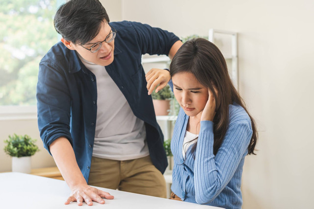 Suami Bilang Kata-kata Menyakitkan, Bagaimana Cara Memaafkannya? Foto: Kmpzzz/Shutterstock