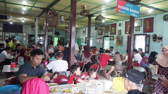 Soto Kadipiro I penuh oleh pengunjung pada Rabu (27/12). Foto: Arif UT/Pandangan Jogja