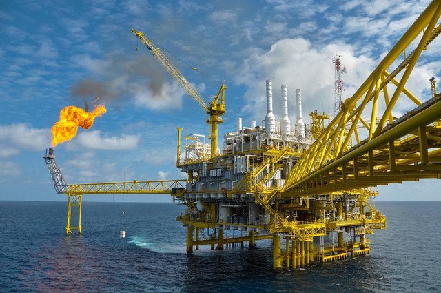 Ilustrasi pengeboran minyak lepas pantai (offshore). Foto: curraheeshutter/Shutterstock