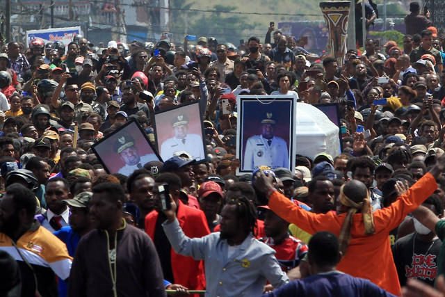 Arak-arakan warga saat membawa peti jenazah mantan Gubernur Papua Lukas Enembe ke tempat persemayaman di Koya Tenga, Kota Jayapura, Papua, Kamis (28/12/2023). Foto: Gusti Tanati/ANTARA FOTO