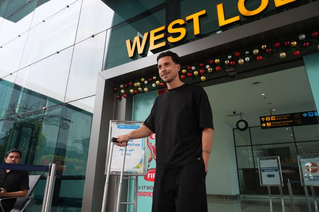 Calon pemain naturalisasi Indonesia, Thom Haye, tiba di Bandara Soekarno-Hatta, Tangerang, pada Kamis (28/12). Foto: PSSI