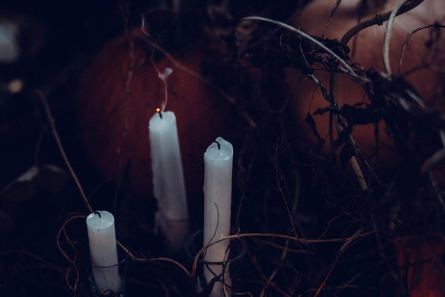 https://pixabay.com/id/photos/hitam-meniup-pembakaran-lilin-2941843/