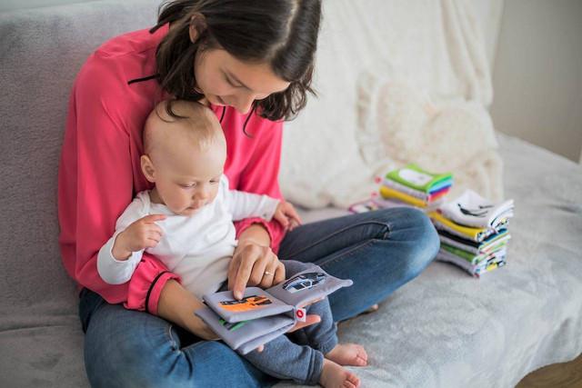 Ilustrasi seorang Ibu bersama anaknya (Sumber: https://pixabay.com/photos/motherhood-childhood-4624889/)