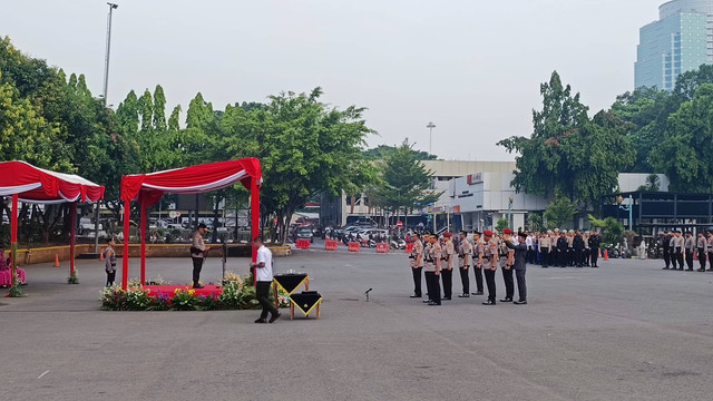 Kapolda Metro Jaya Irjen Pol Karyoto pimpin serah terima jabatan 8 PJU Polda Metro Jaya, Jumat (29/12). Foto: Thomas Bosco/kumparan